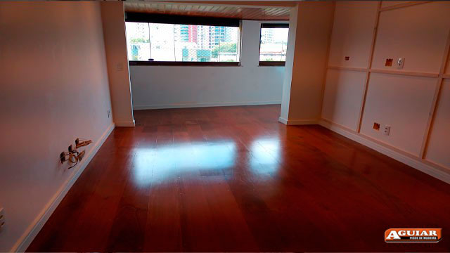 Aplicação de Bona em Pisos de Madeira<