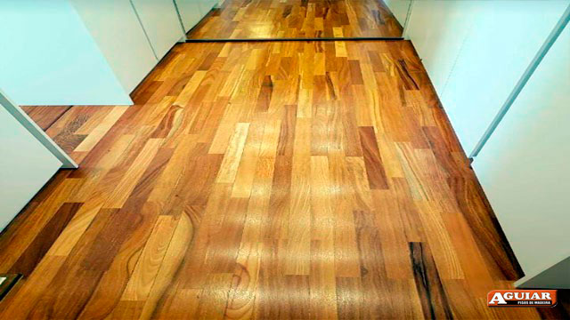 Aplicação de resina em piso de madeira<