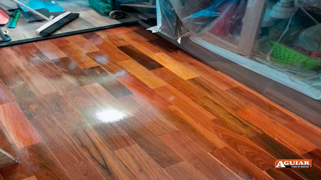 Aplicação de sinteco em piso de madeira<