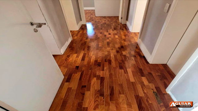 Aplicação de sinteco em piso de madeira<