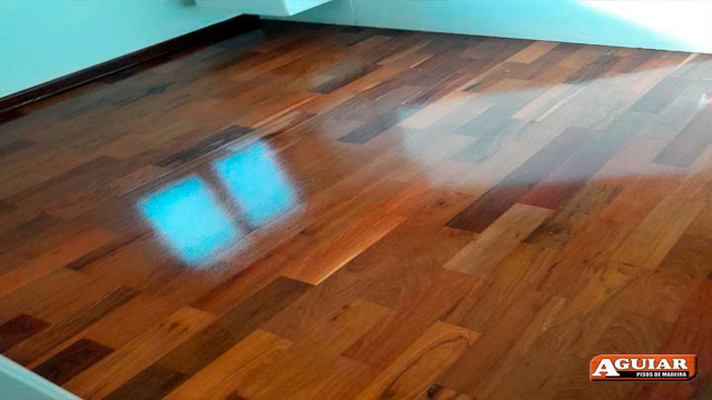 Aplicação de Resina em Piso de Madeira<