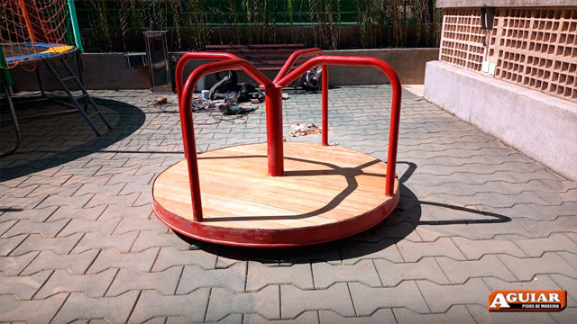 Aplicação de verniz em pisos de madeira<