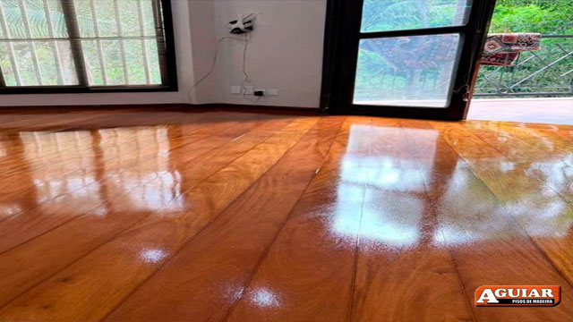 Aplicação de resina em piso de madeira