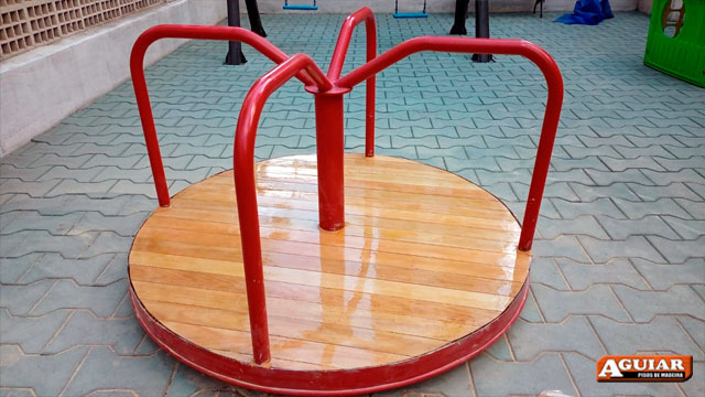 Aplicação de verniz em pisos de madeira