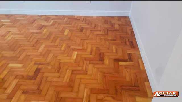 Calafetação de piso de madeira<
