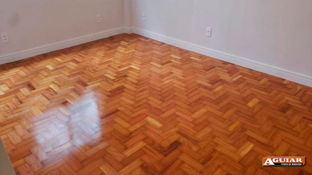 Calafetação de piso de madeira<