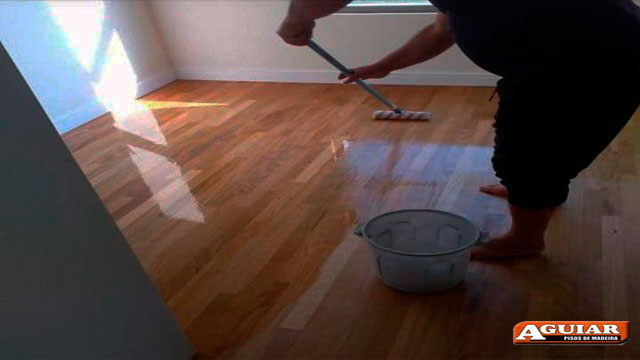Clareamento em piso de madeira<