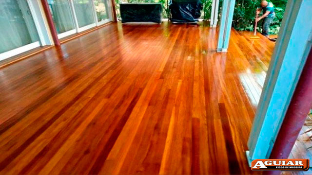 Clareamento em piso de madeira<