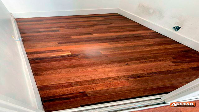 Clareamento de piso de madeira<