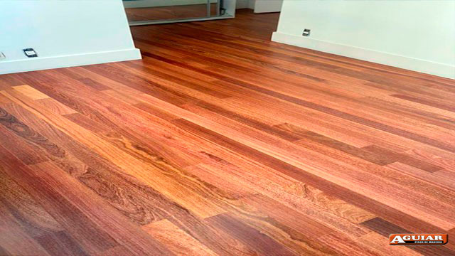 Clareamento de piso de madeira<