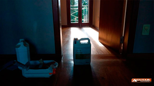 Clareamento de tacos de madeira<