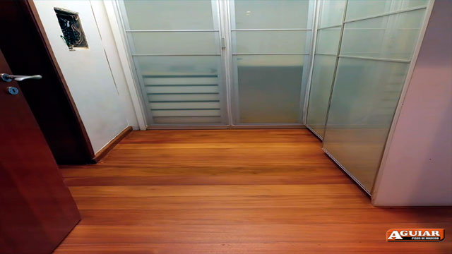 Colocação de assoalho de madeira<