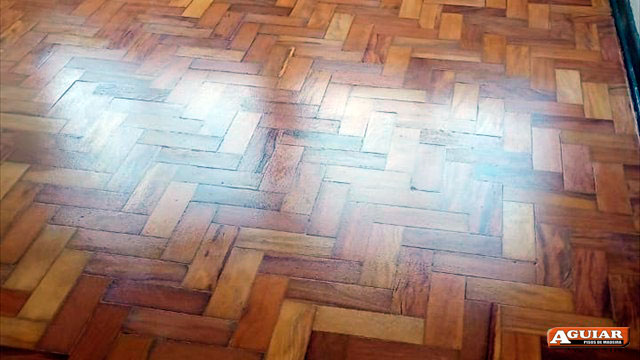 Acabamento em Taco de Madeira