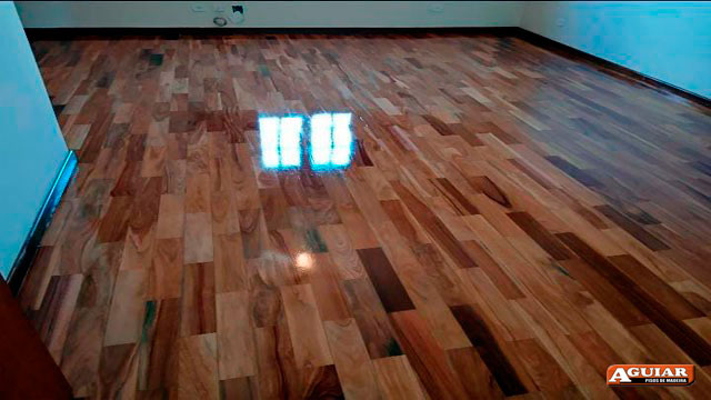 Colocação de piso de madeira<