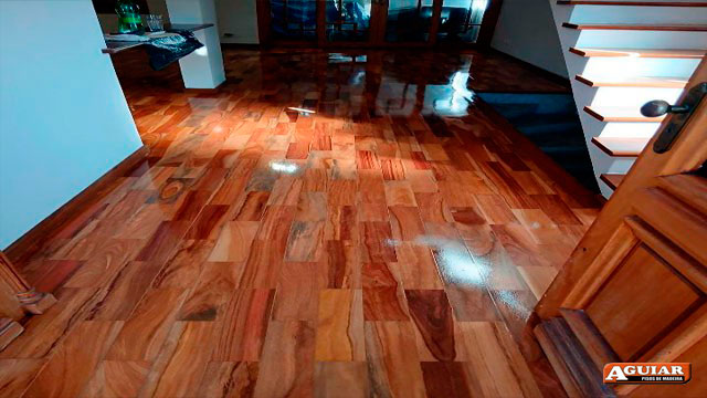 Colocação de piso de madeira<