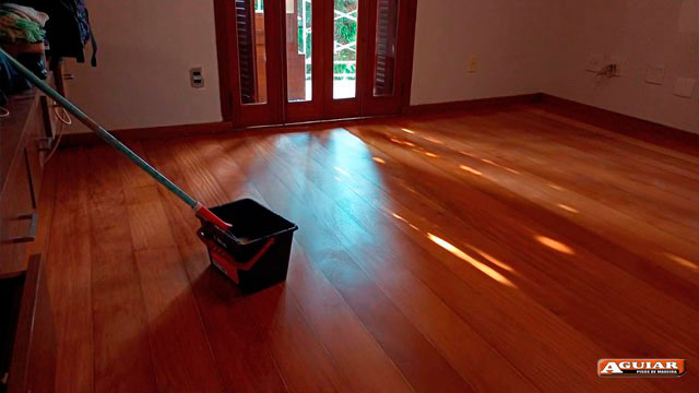 Colocação de piso de madeira<