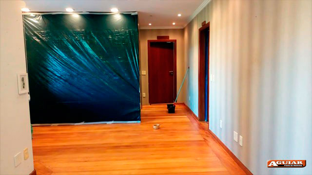 Colocação de piso de madeira<