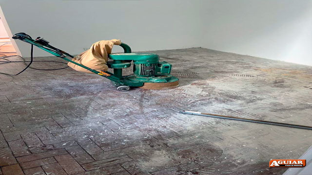 Como tirar riscos do piso de madeira<