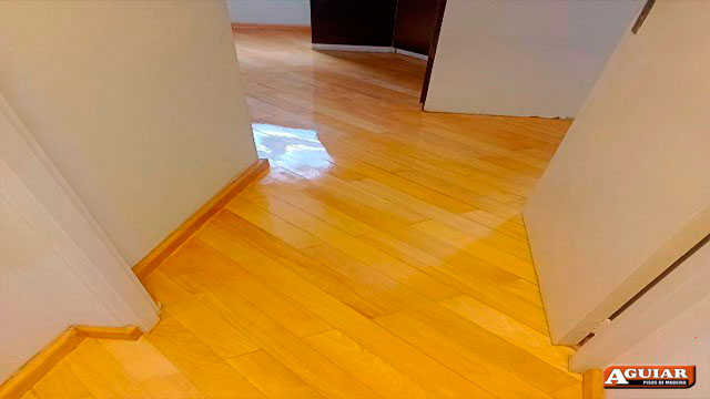 Aplicação de bona em piso de madeira