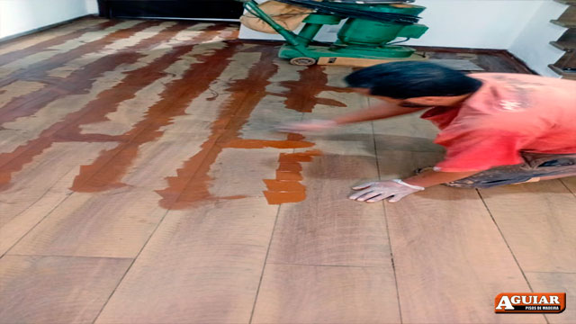 Dicas para realizar a raspagem de piso de madeira de forma eficiente e sem gerar pó<